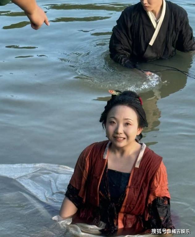 原创            李嘉琦发文告别芬芳喜事，疑惑李嘉琦是谁？小辣子短剧每次杀青-李嘉琪的小助手有哪些