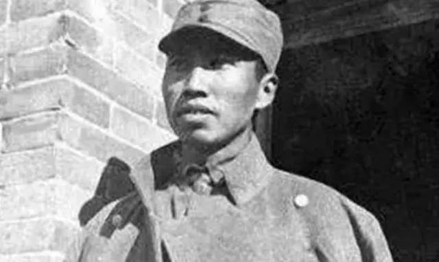 也就是在那一年,左权将军牺牲在了敌人的轰炸之下,年仅37岁就早早地