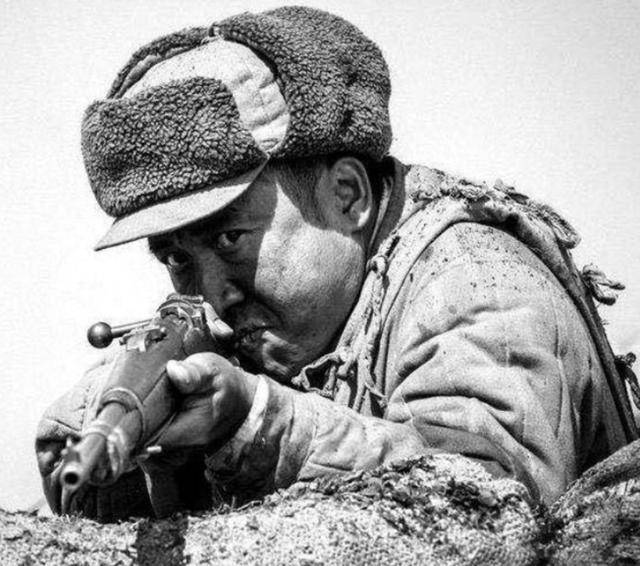 1942年,新四军一名神枪手遭遇上百日军,与战友完美配合全歼敌人