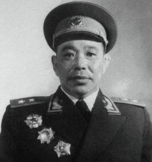 他曾任国防副部长,第一任妻子是贺老总外甥女,后娶了杨尚昆妹妹