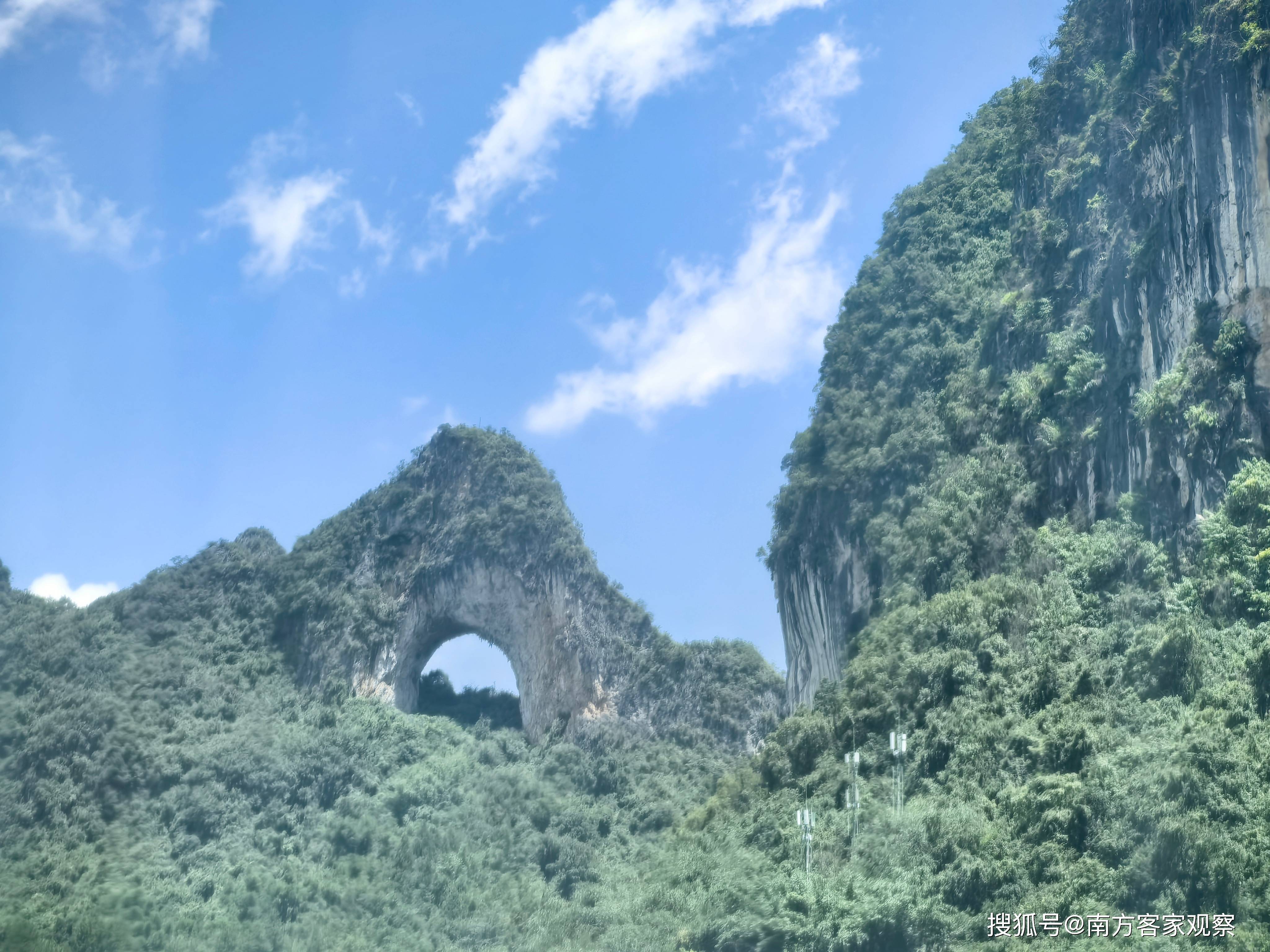 桂林月亮山 .桂林的岩洞景观.