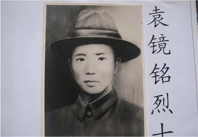 1953年,成都军区派干部到铜梁县一烈士家:请把周总理照片拿出来