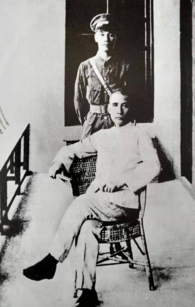 1926年6月,蒋介石担任国民革命军总司令,从此登上权力巅峰