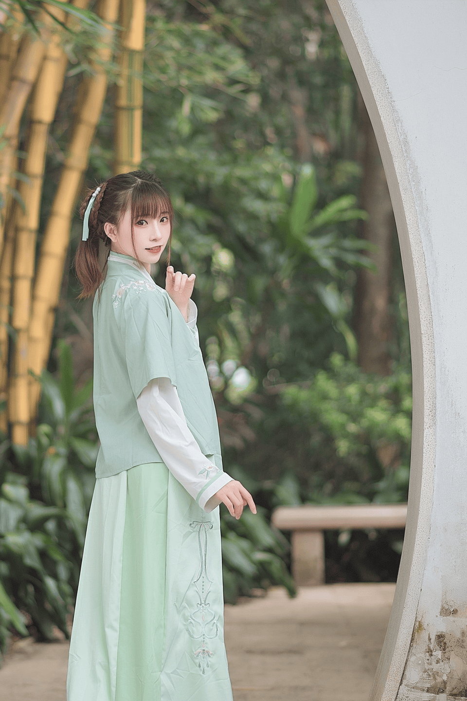 绝美汉服女神鞠婧祎,蓝白发饰清新脱俗,笑靥如花定格时光之美!