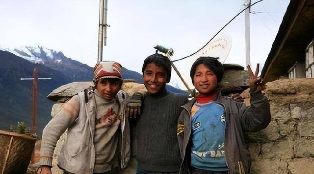 他们既不是尼泊尔人,也不完全是藏族人,这种特殊的身份让他们处在社会