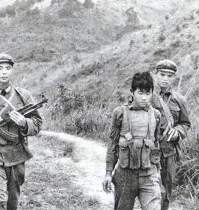 现役唯一独臂将军,割断自己右臂别在腰间回国,左手敬礼感动国人_丁晓