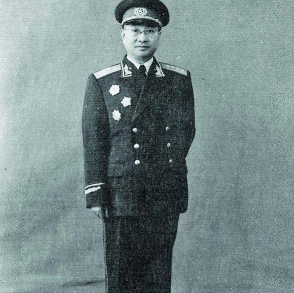 钱学森视察完东北的工业基地时,一旁的陈赓问道:"中国人能不能搞导弹?