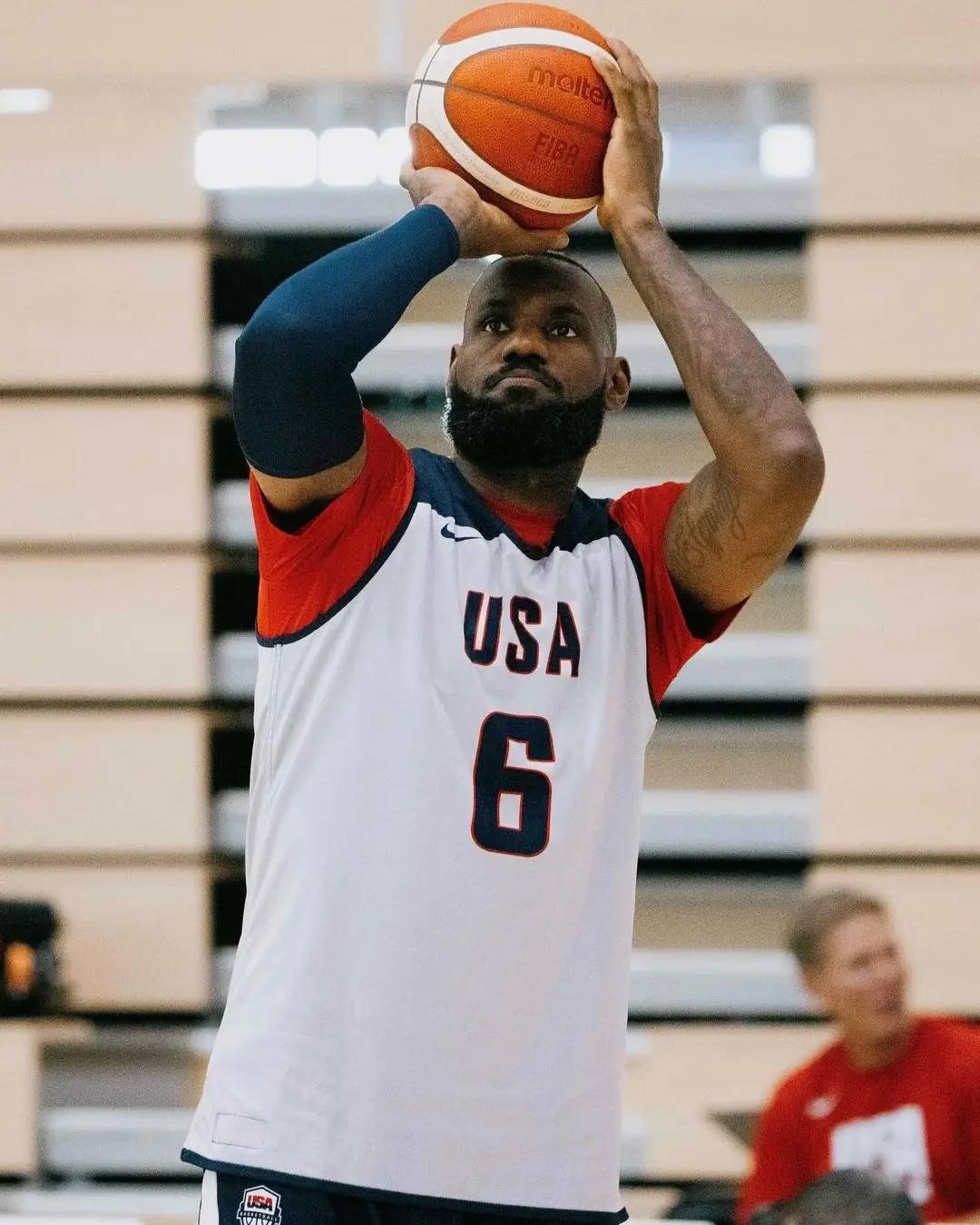 今夜迎战澳大利亚!美国男篮狂晒训练照 詹姆斯龇牙大笑