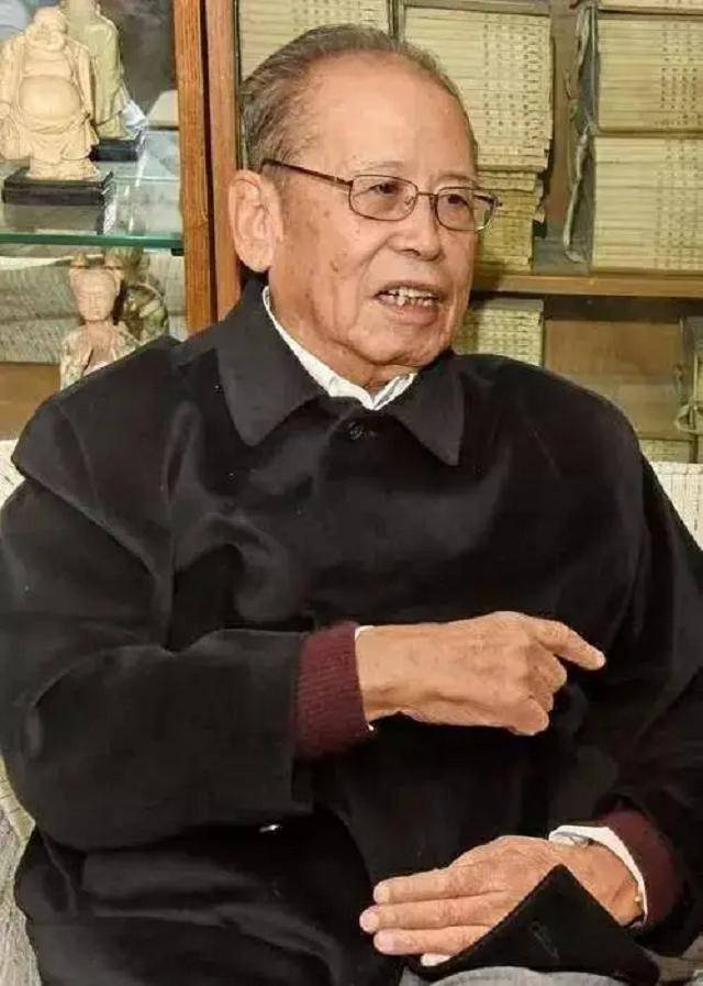 外交部原副部长周南:香港回归前,英国每年拿走上千亿