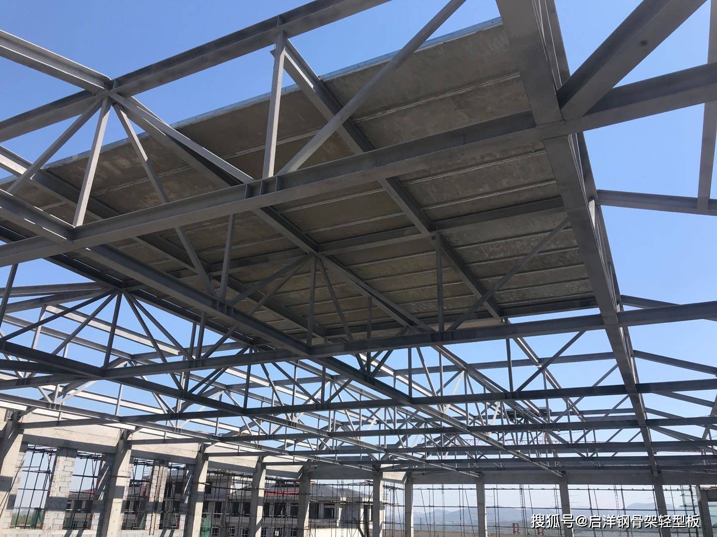 选择钢骨架屋面板参考19cj20和19cg12图集