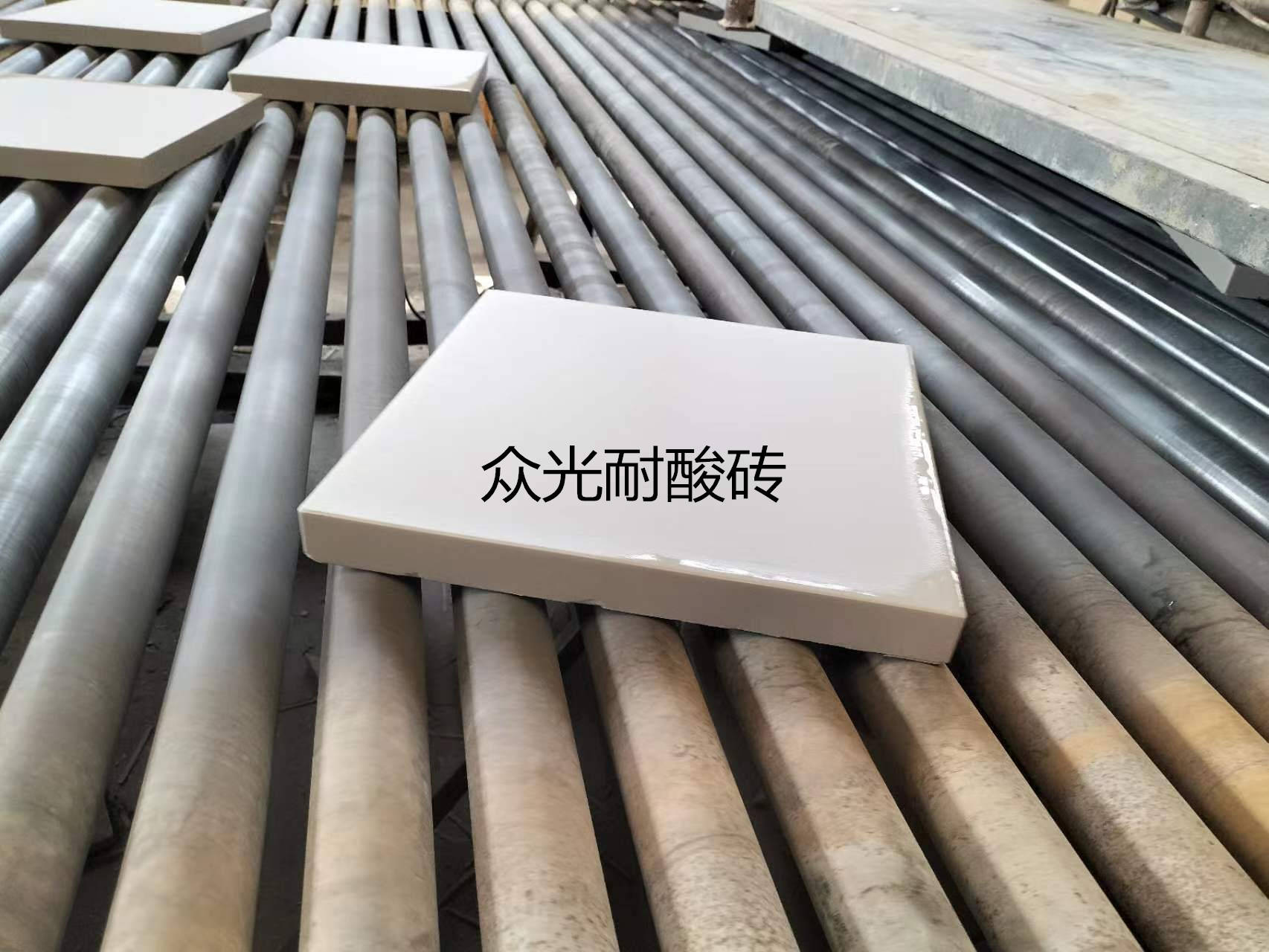 用c酸清洗混凝土表面,达到酸碱中和;工业瓷耐酸砖,间缝宽度约8—10mm