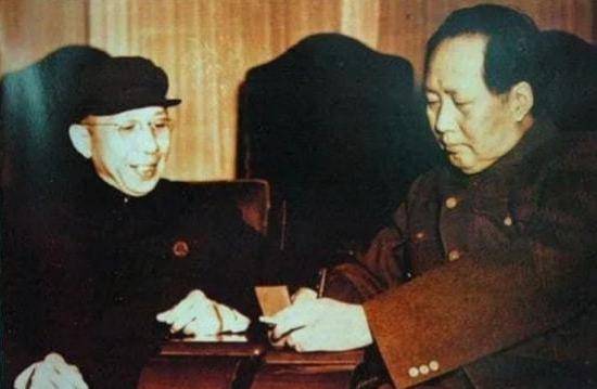 1950年,王季范老年丧子,毛泽东哽咽地对他说:我没有保护好他