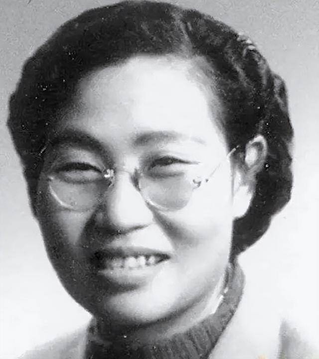 许世友和雷明珍认识,是在长征之前,恋爱时二人相濡以沫,即便当时条件