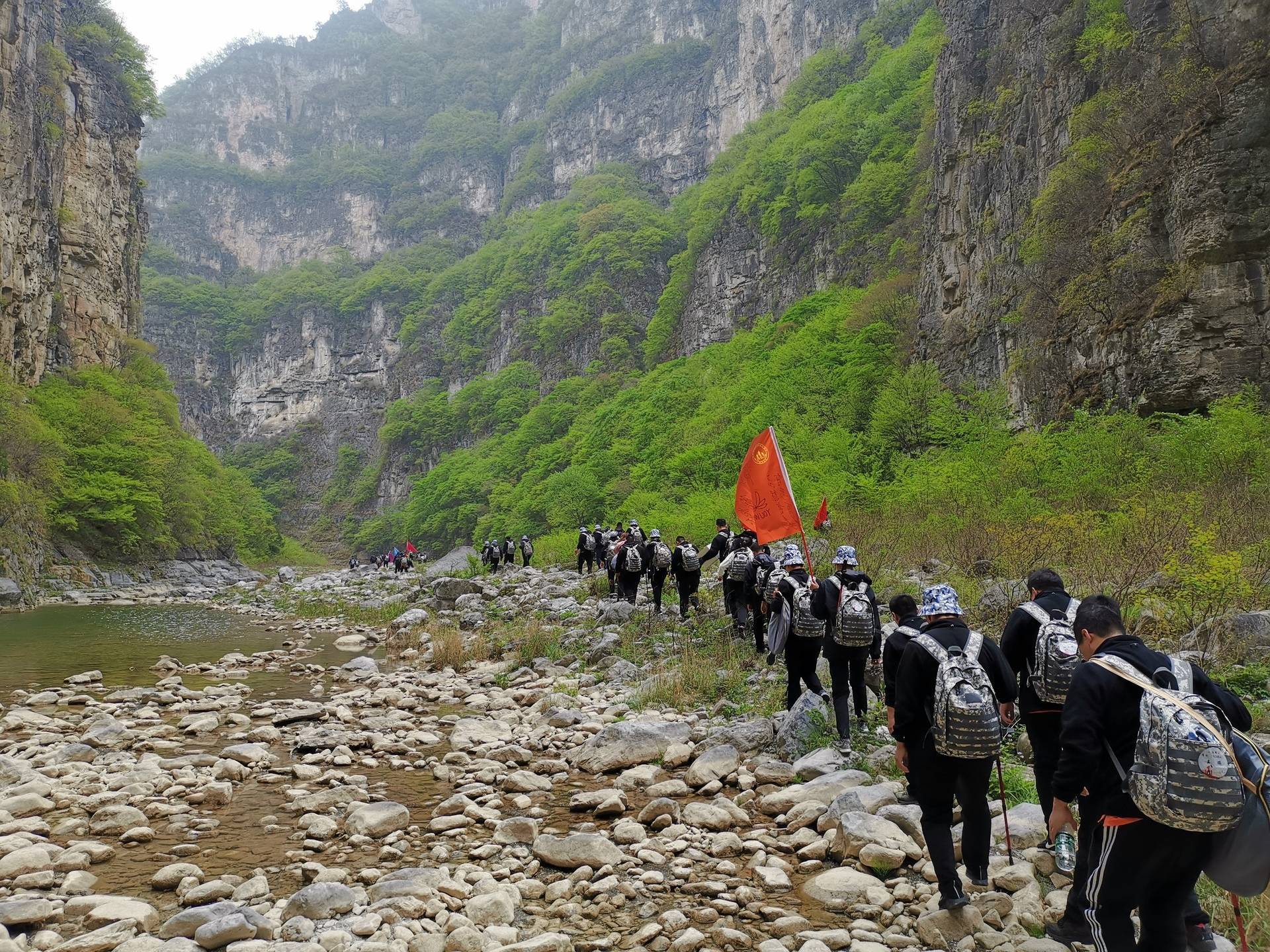 毅行》在郑州,有许多适合企业徒步团建的路线,如黄河风情线,始祖山