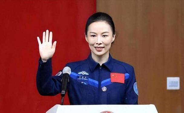 回顾:王亚平回忆太空旅程,出舱后身体弱,路都走不了被抬走