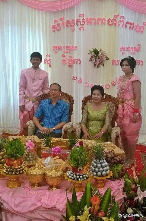 波尔布特在1986年与第二任妻子棉素碧结婚,棉素碧是一位普通的农村