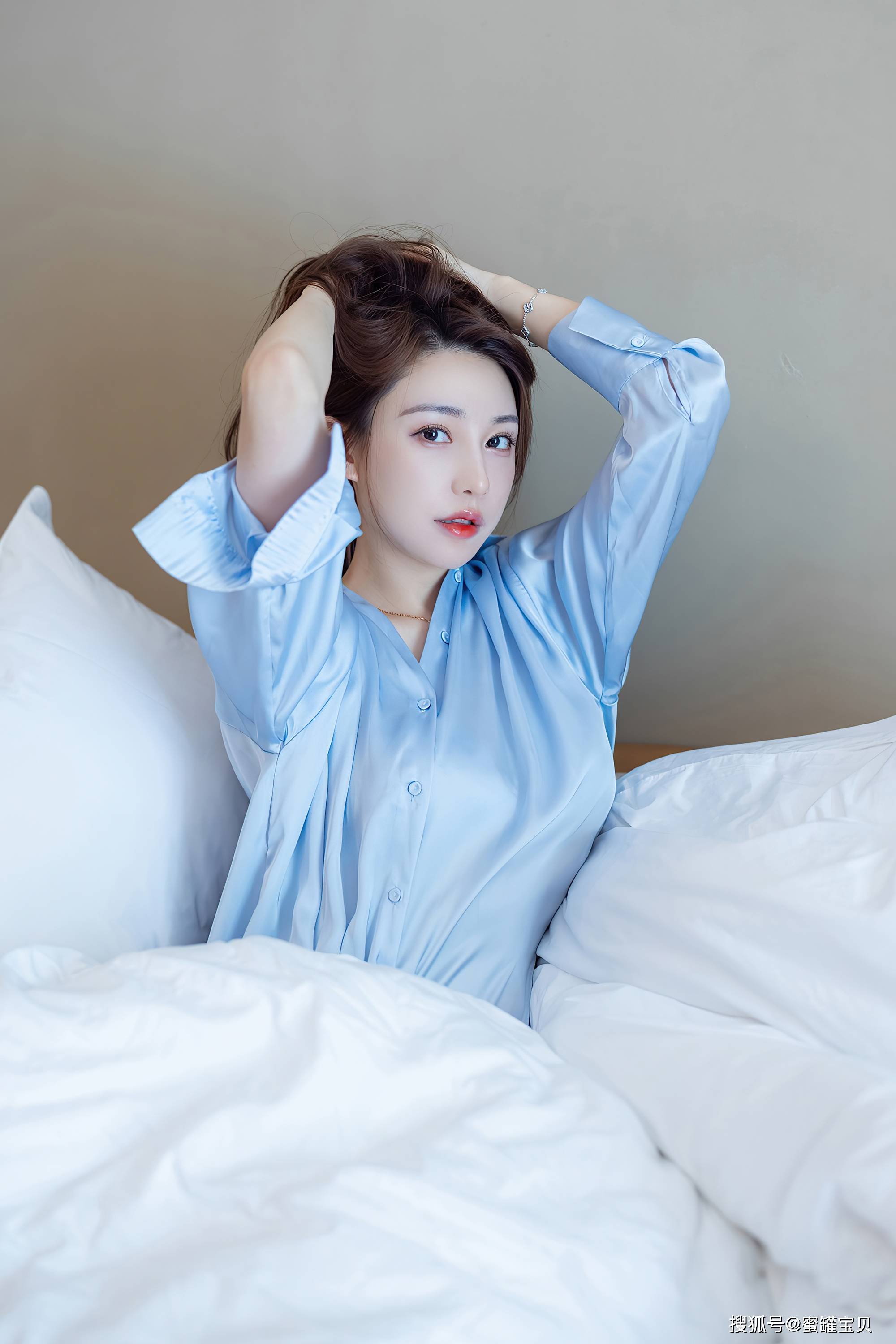 蓝衣女神刘奕宁居家照曝光，清纯笑容甜美融化心！-搜狐大视野-搜狐新闻