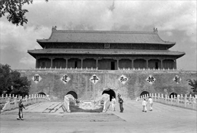 1969年,天安门被秘密拆除重建,期间发现数枚炮弹和一个小木盒