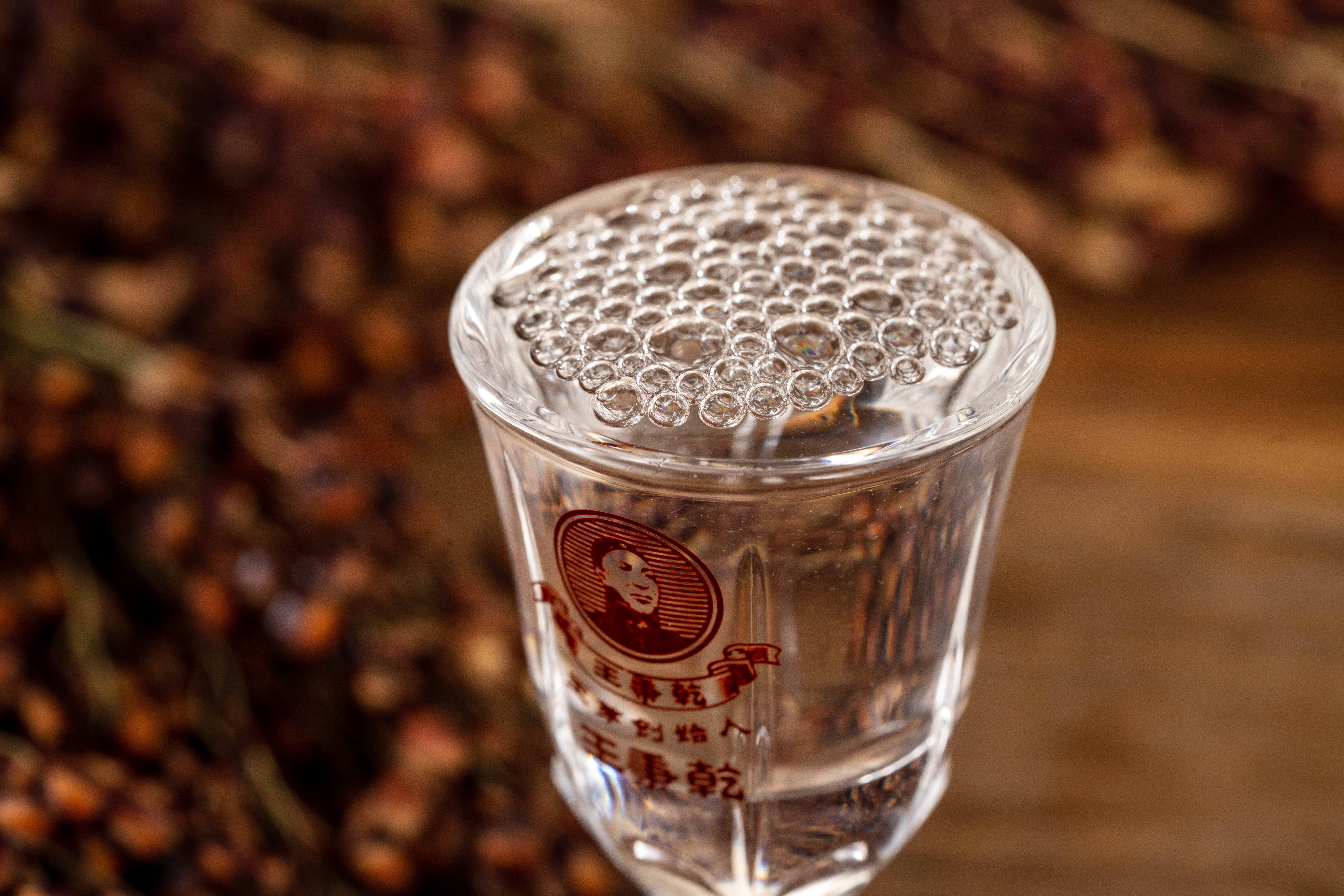 有个人喝得东倒西歪,朋友问他:"你家在哪?