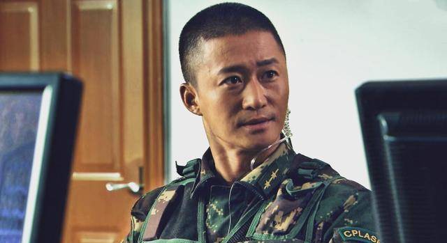 《我是特种兵》中,何晨光提干后,胸前所挂彩色条,有什么讲究?