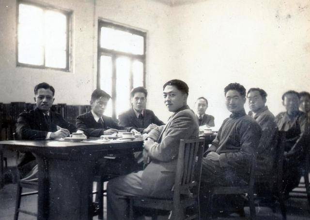 于是便悠悠开口谈判的美国人在听到这个名字后立马否认,要知道金无怠