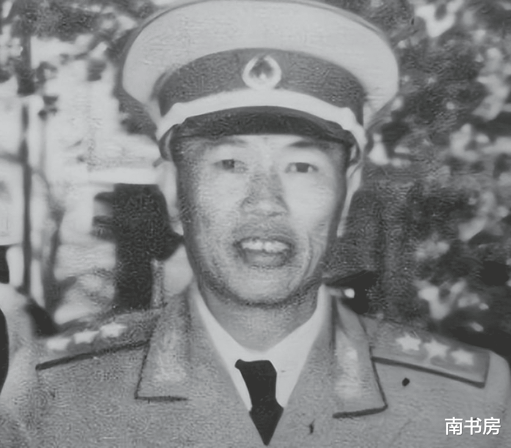 60年代,身边人劝邓华"收敛"一点,邓华反驳:我死猪不怕开水烫