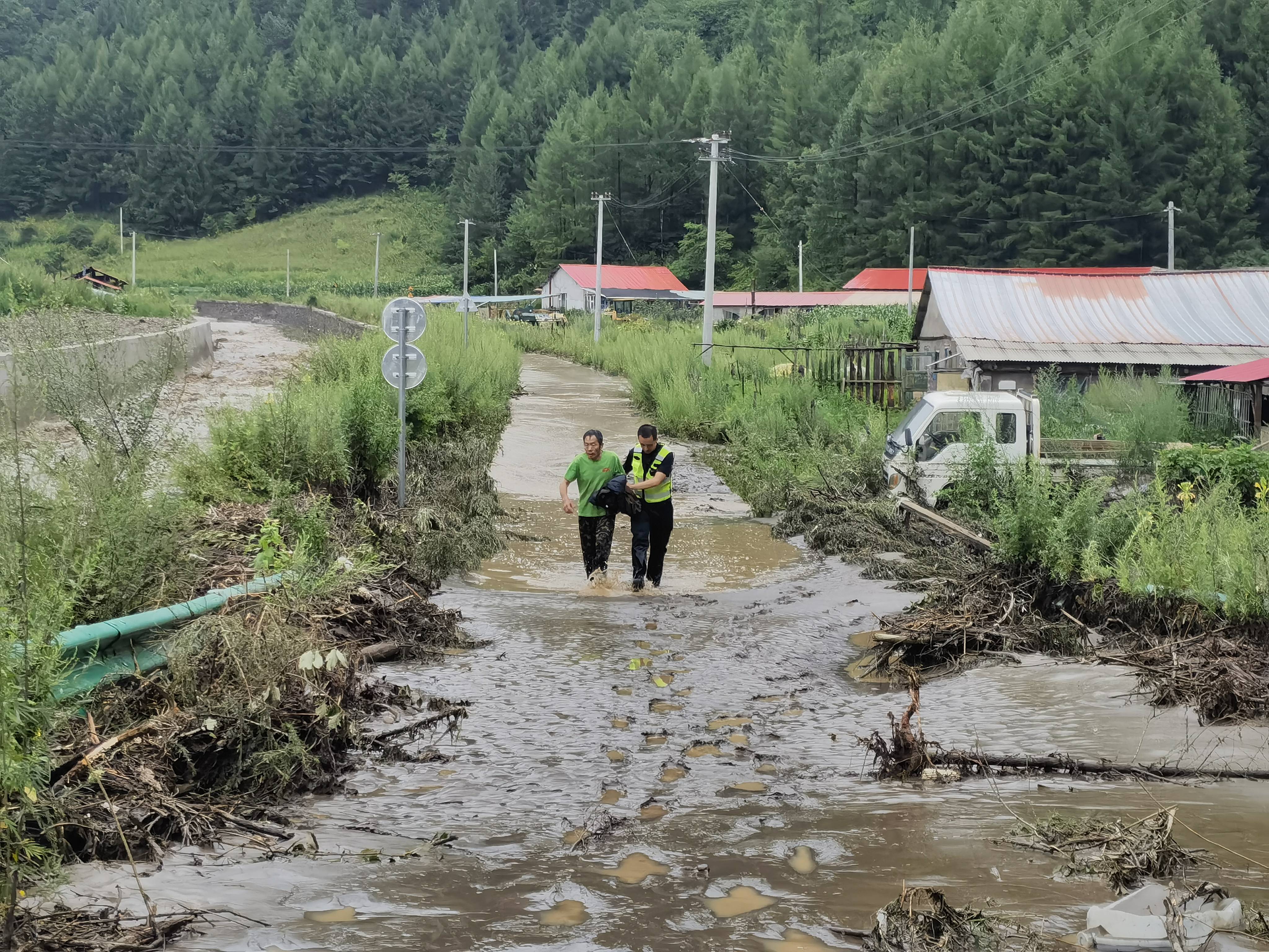 长白县长白镇边境派出所:全面启动应急防汛处突预案 为抗洪抢险实战