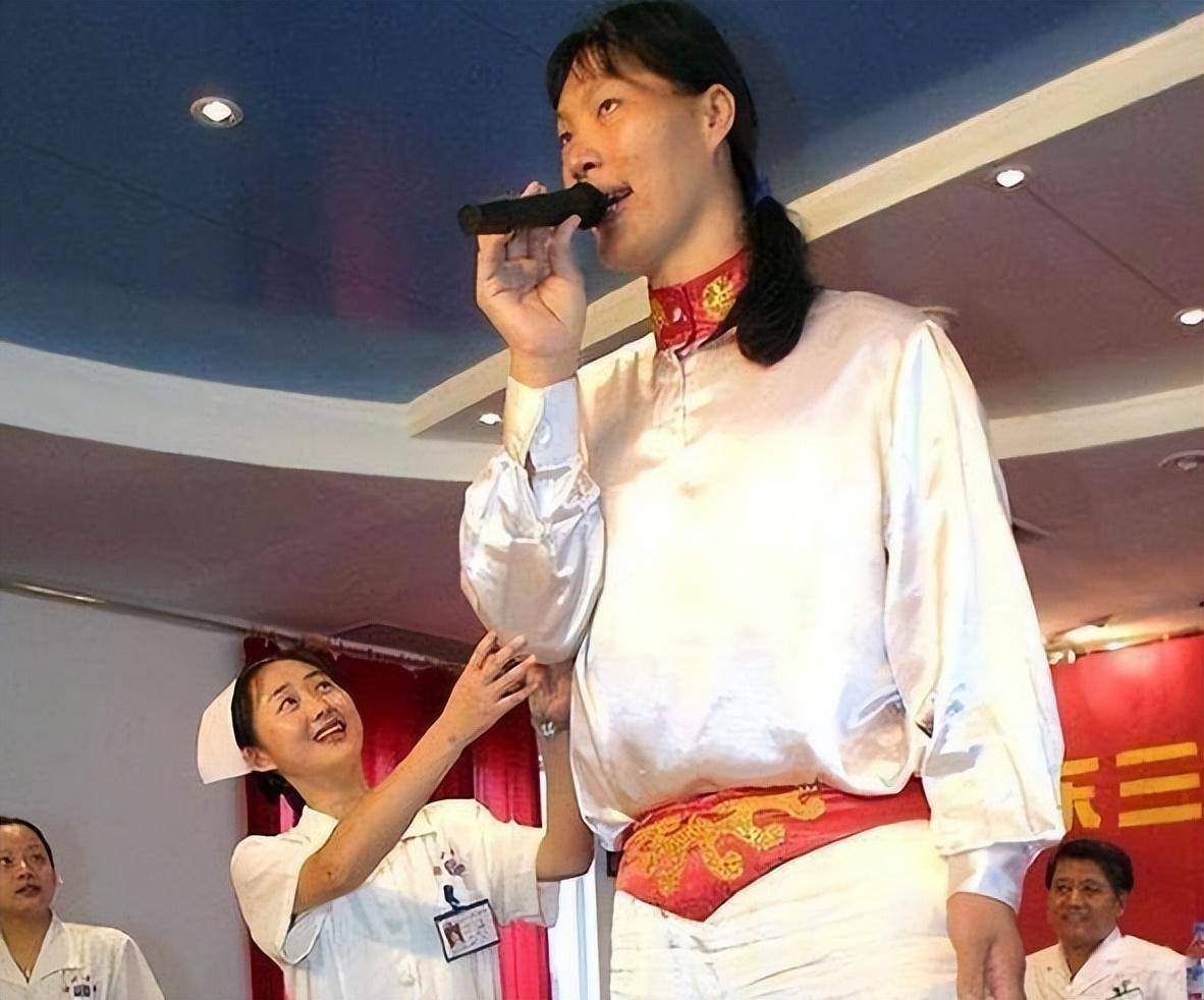 回顾"女巨人"来自中国安徽,穿78码鞋子,一顿吃6碗炒面