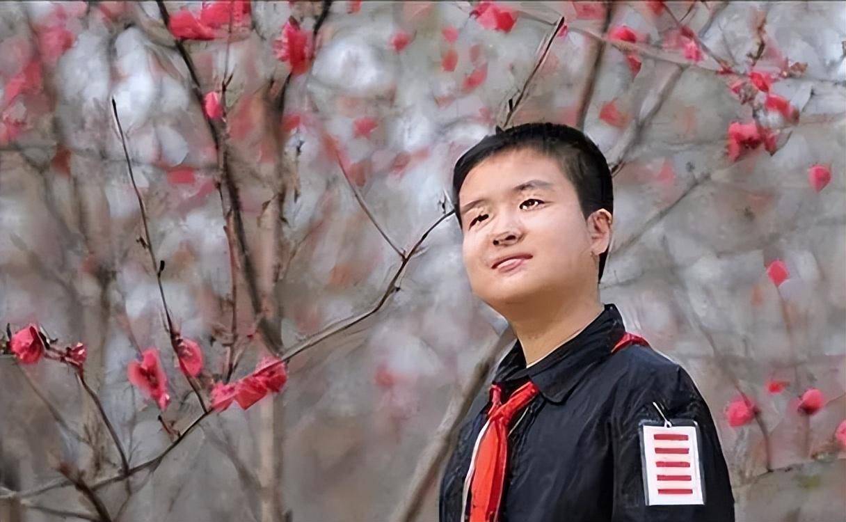 "五道杠"小学生,曾因一脸"官相"而走红,如今状态却令人泯然_黄艺博