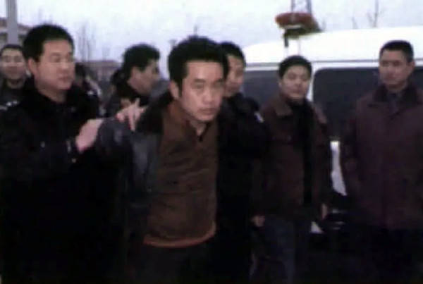 男子诬陷妻子与自己父亲发生关系,一怒将妻子和孩子一同杀死_朱大鹏