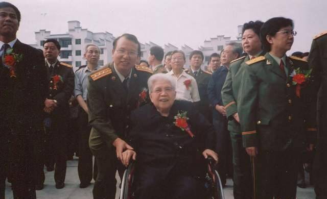 他23岁当师长,41岁成开国上将,63岁任副总参谋长,三个子女是将军