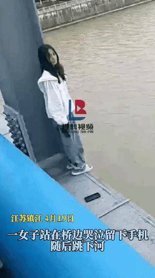 从视频中我们可以看到,女孩在跳河之前,神情复杂,一边擦拭着不断涌出