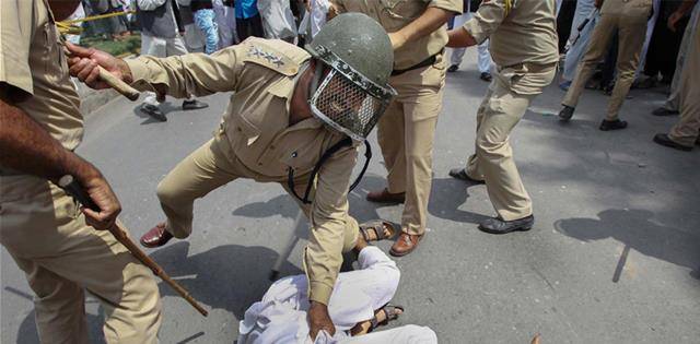 开挂的印度警察,不用刀不用枪,用一根木棍就能执法