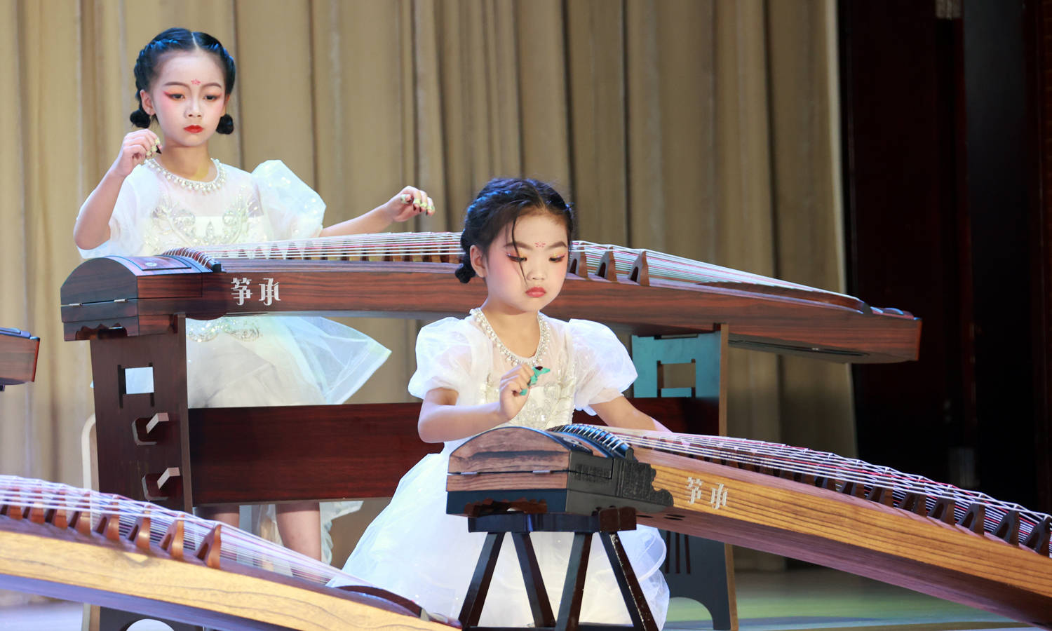 大荔"筝承琴苑"百名少儿演奏古筝传承国粹