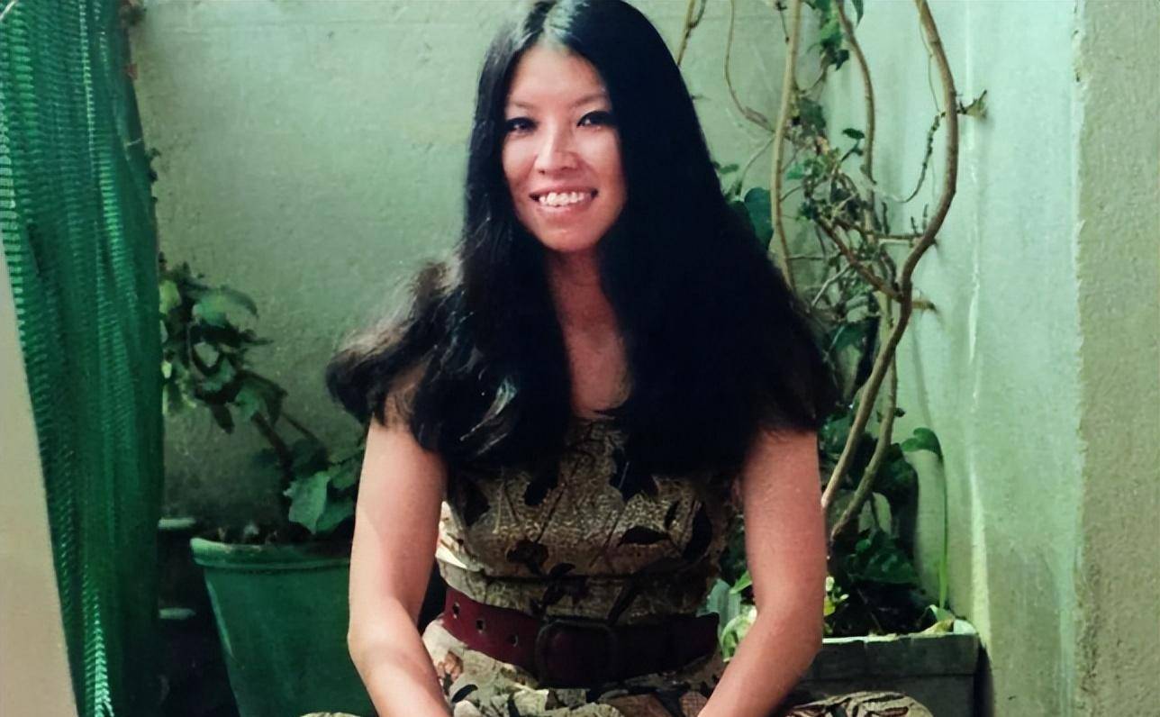 三毛第2次见王洛宾直接说:"给我买套房吧!"被拒后流浪4个月