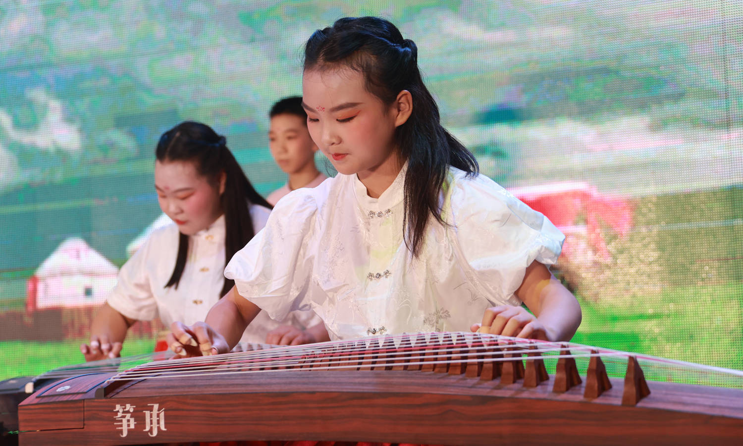 大荔"筝承琴苑"百名少儿演奏古筝传承国粹