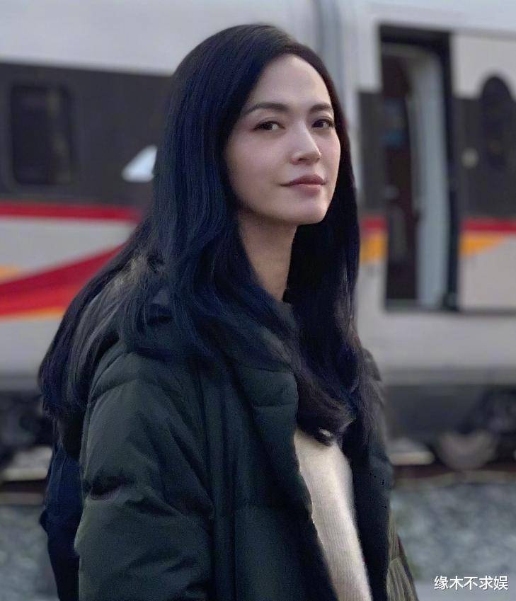 此外,演员姚晨也转发了相关报道,祈愿张琳可以"平安归来".