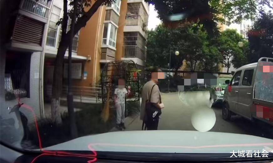 四川一女司机开车进小区，有女子在前面没让路，她按喇叭后被骂了-四川成都女司机被打