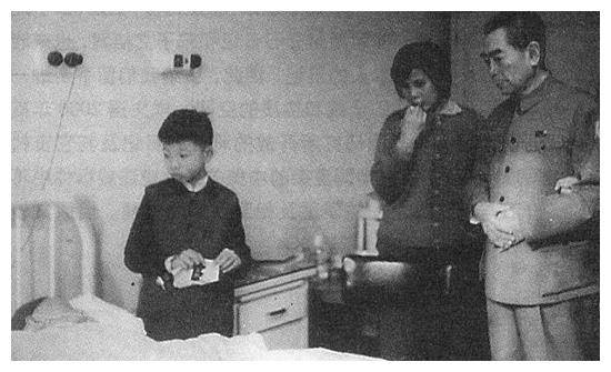 1973年熊瑾玎病重,周总理带病赶去医院看望:熊老留下什么话没有