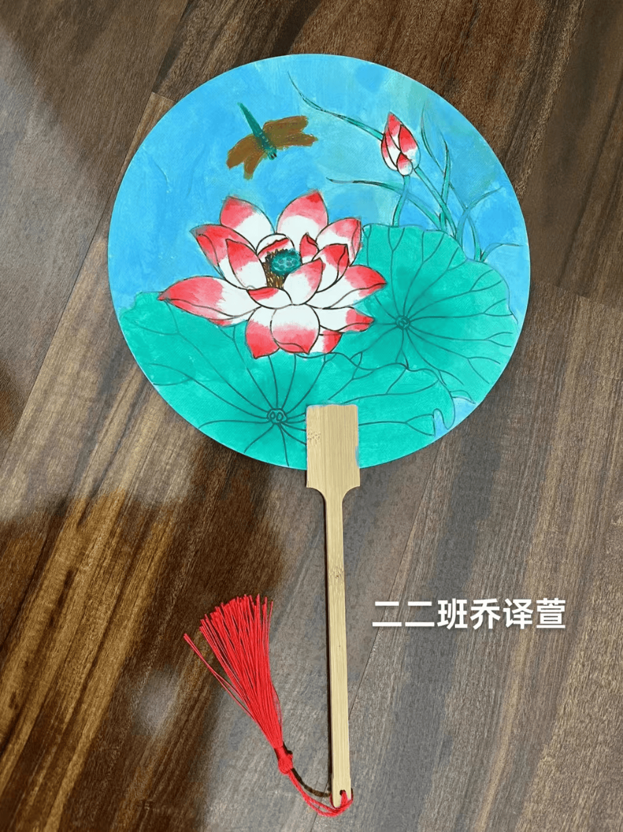 他们用扇子进行二次创作,在扇子上绘制展现清廉主题的画作.