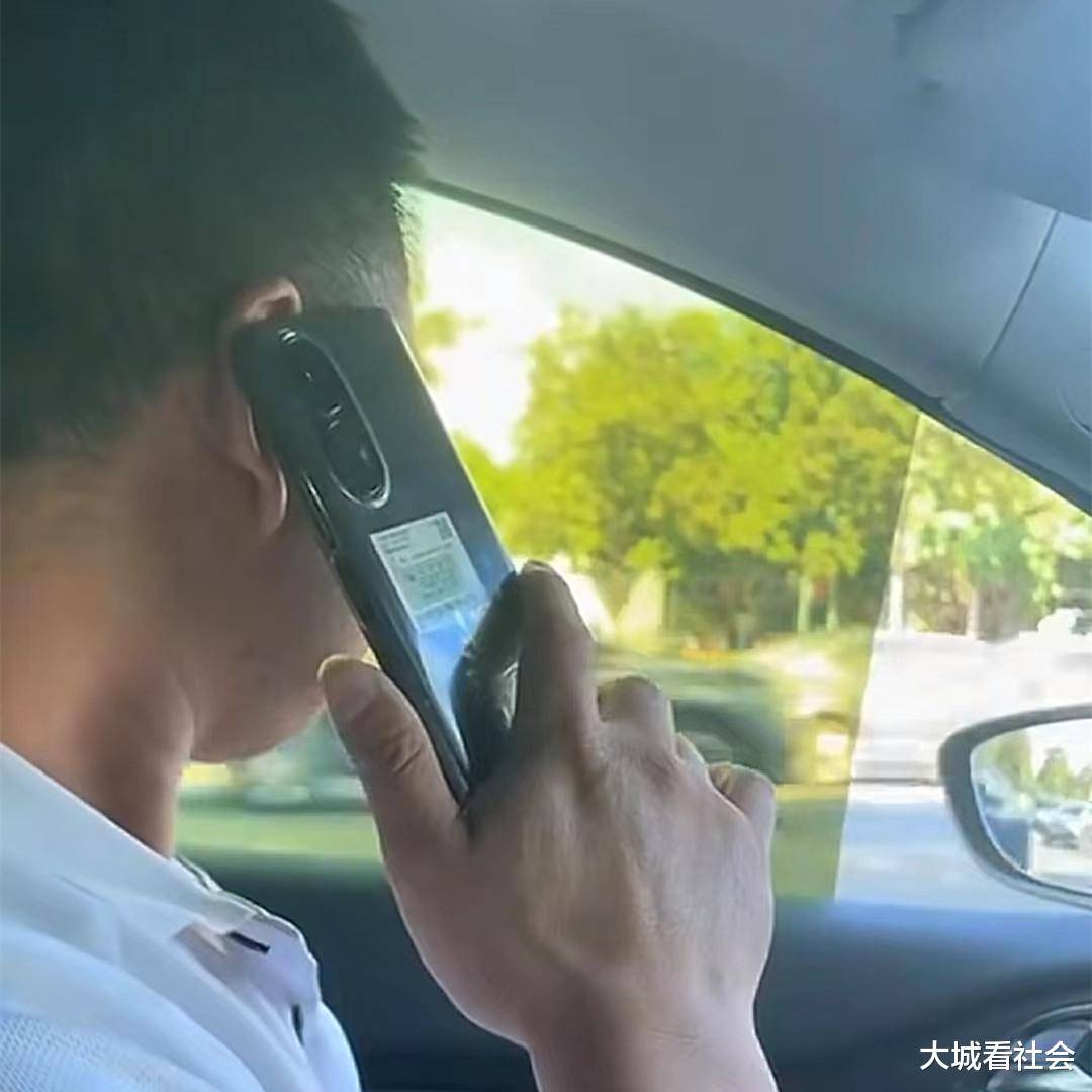 一位司机正在打电话给平台,让客