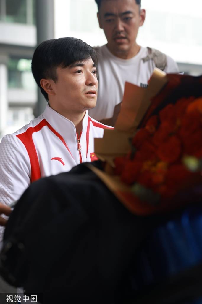 高清:体操队结束奥运会征程 张博恒刘洋抵达北京_中国体操队