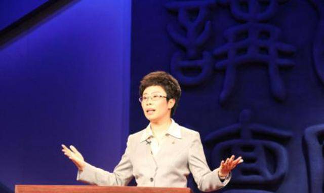 以其出色的历史基础和卓越的语言功底,在百家讲坛节目中崭露头角
