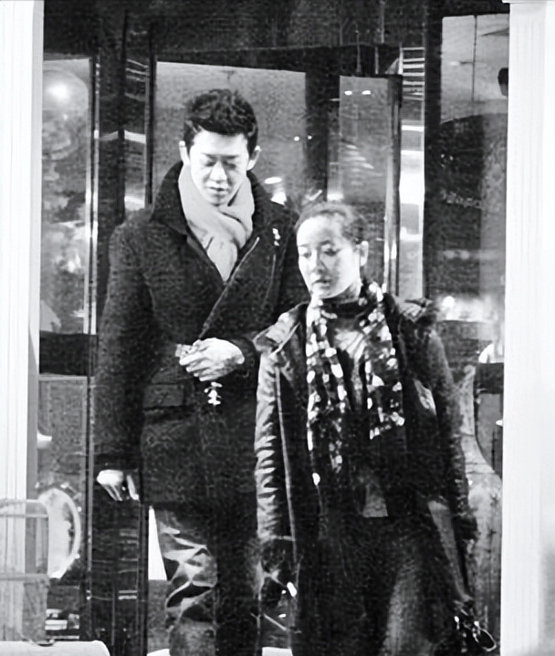 没过多久男子的身份就被扒了出来,他名叫徐昂,是一名话剧导演,和