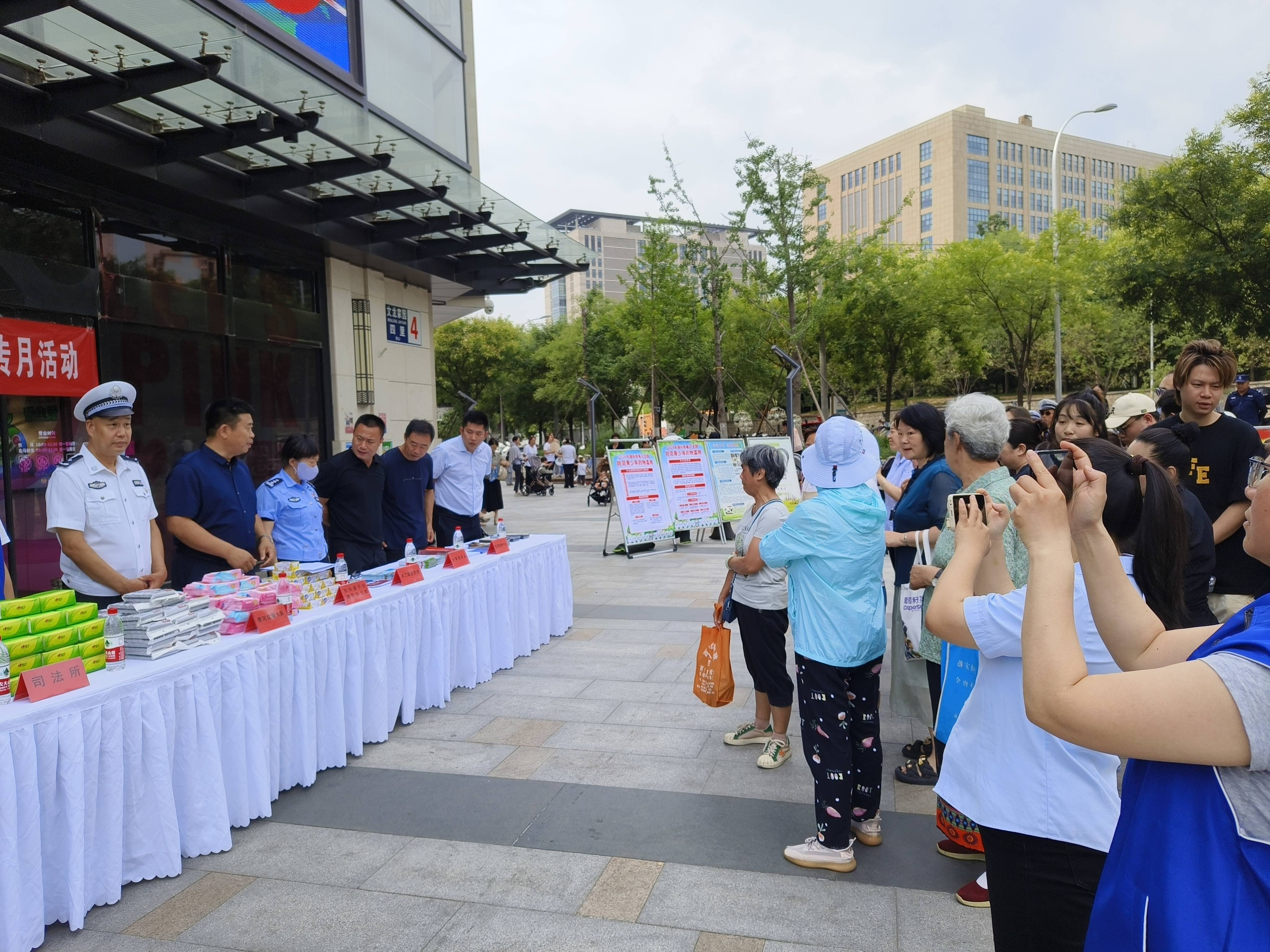 北京海淀交警开展"一盔一带"交通安全宣传活动_头盔_自行车_东升镇
