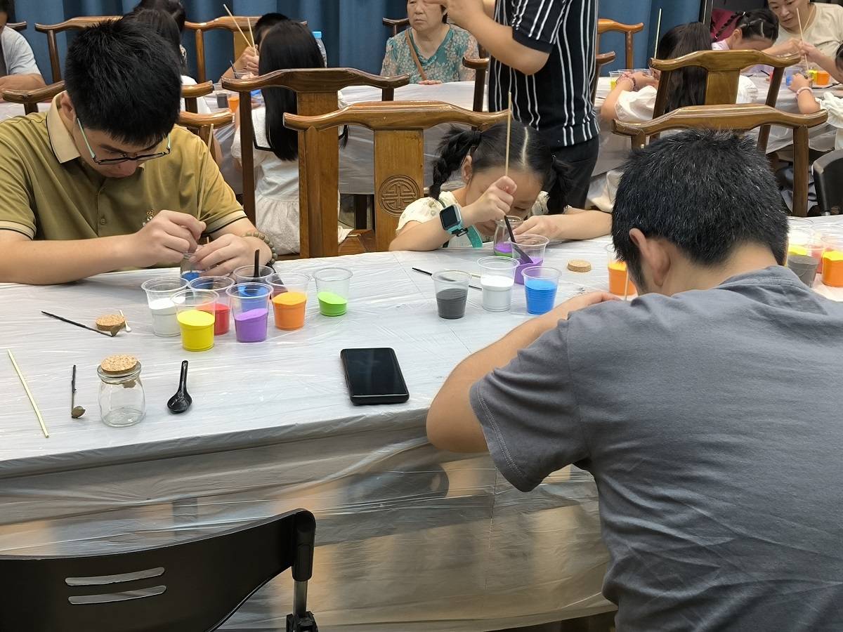 西御河街道西华门社区开展"流动艺术"沙画体验