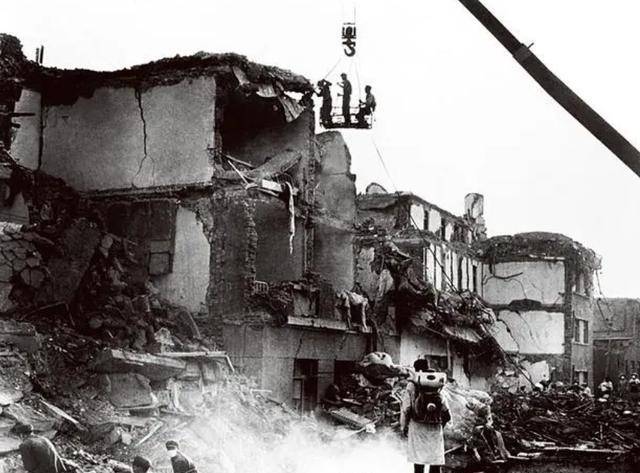 妻子因地震高位截瘫,怒推飞行员丈夫逼离婚,丈夫严肃说:听我的