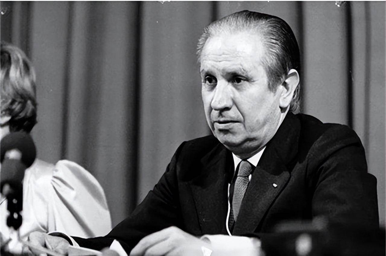 2000年奥运,80岁萨马兰奇匆匆离开,飞机上得知,68岁爱妻已去世