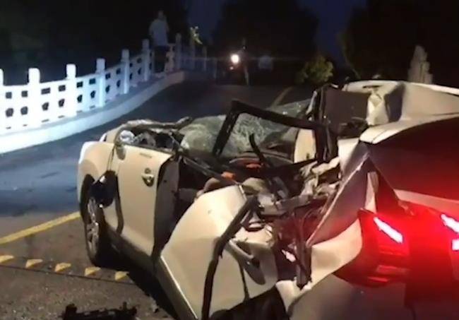 事故现场画面曝光!常州一男子公园内驾车撞人撞车:致2死6伤