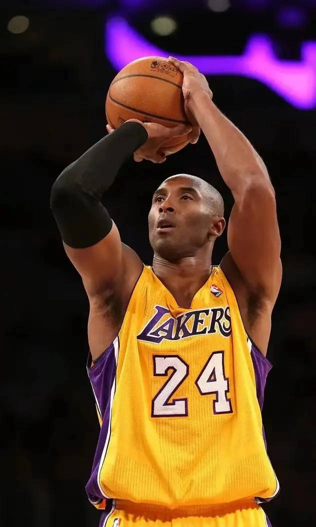 logo中的字母"a"融入了篮球运动员科比个人标志性的黑曼巴剑鞘logo